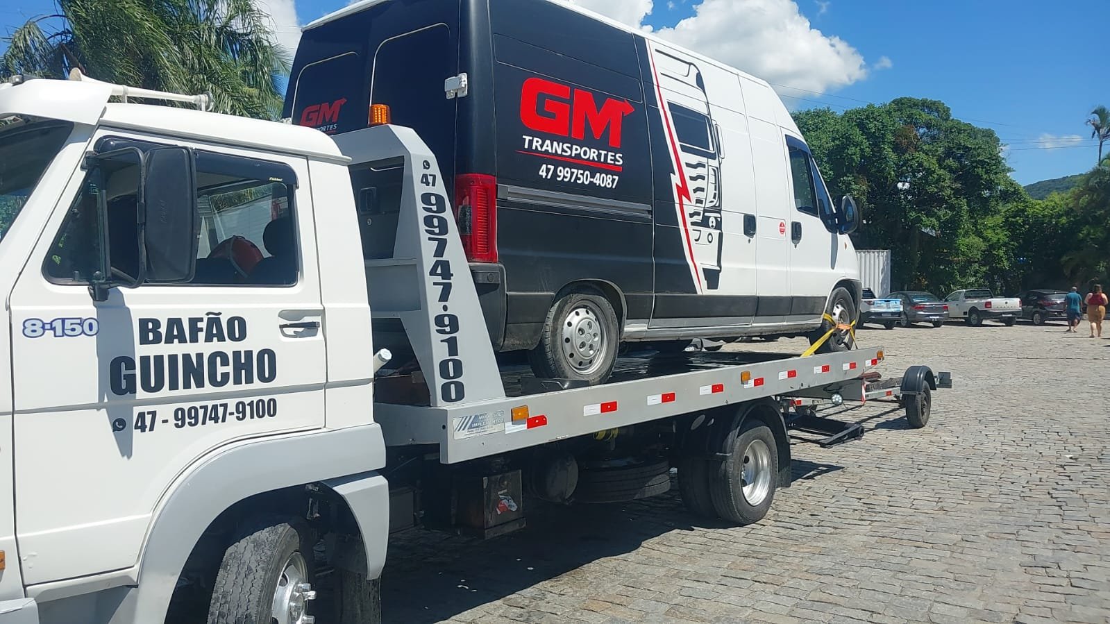 Transporte de veículos leves por prancha hidráulica